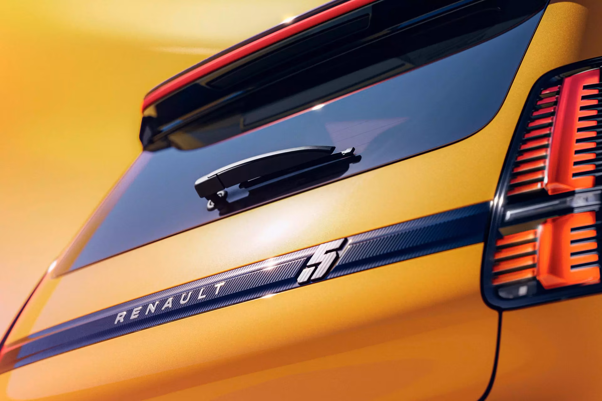 assinatura Renault 5 na traseira da viatura