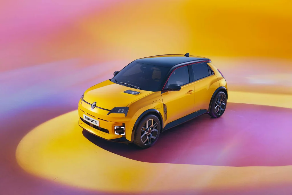 imagem de um Renault 5 amarelo num fundo colorido.
